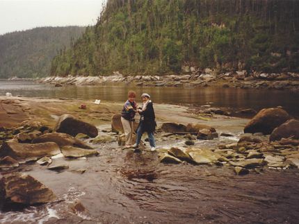En 2001, à la Baie St-Pancrasse, Baie-Comeau, lors du Symposium. Je suis avec Hélène Brunet, essayant de ne pas tomber.